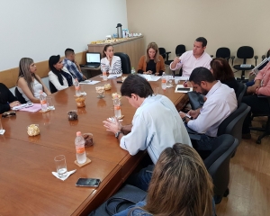 foto-1-–-lenine-conduz-a-reuniao-que-discutiu-o-atendimento-da-urgencia-e-emergencia-na-baixada_(549).jpg