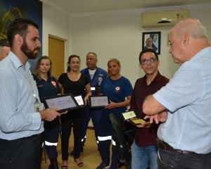 foto-2---o-secretario-de-saude-de-japeri,-charles-goncalves,-e-vinicius-deodoro-do-cisbaf-mostram-os-aparelhos-ao-prefeito.jpg