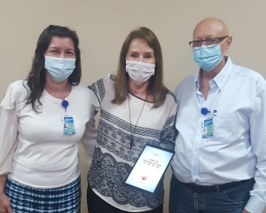 materia-2-–-foto-2-–-rosangela-entrega-tablet-aos-diretores-do-hospital-saracuruna,-moreira-e-roma.jpg