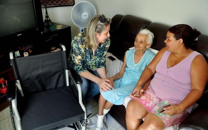 Saúde de Itaguaí entrega cadeiras de rodas e banho