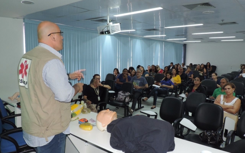 Enfermeiros participam de aula sobre reanimação cardiopulmonar   