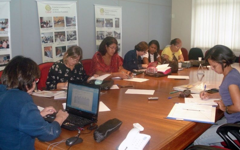 Técnicos discutem a qualificação do atendimento às gestantes na Baixada