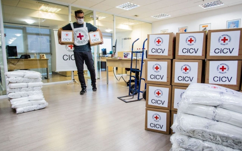 Cruz Vermelha doa EPIs para as áreas da Saúde e Educação de Duque de Caxias