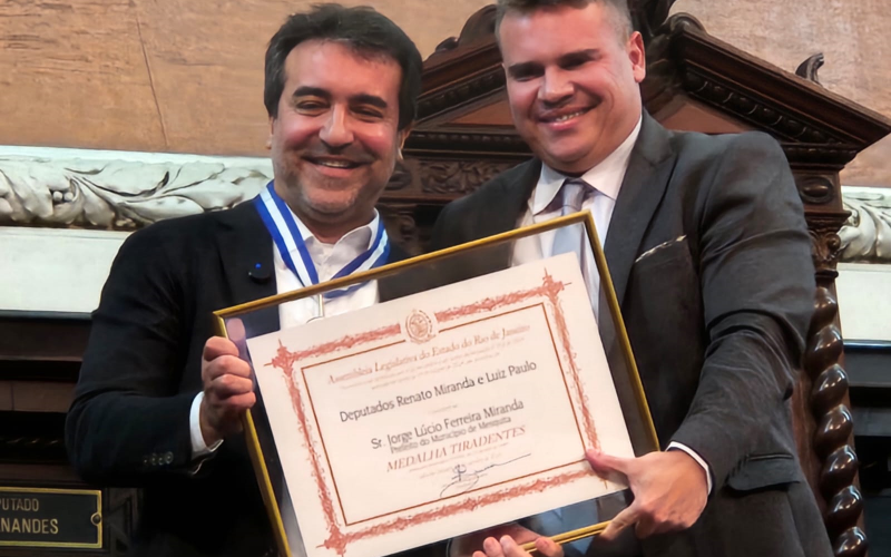 PRESIDENTE DO CISBAF É HOMENAGEADO COM A MEDALHA TIRADENTES PELA  ALERJ