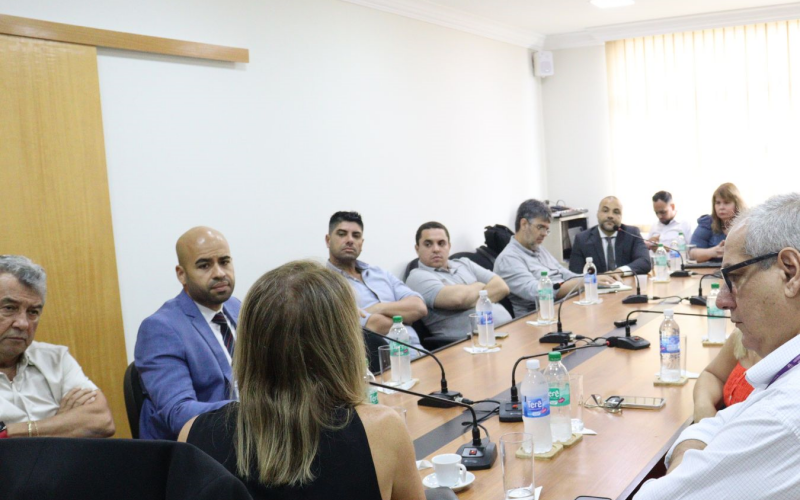 CONSELHOS DE MUNICÍPIOS E TÉCNICO SE REÚNEM PARA DEBATE SOBRE REGULAMENTAÇÃO DA LEI 14.133